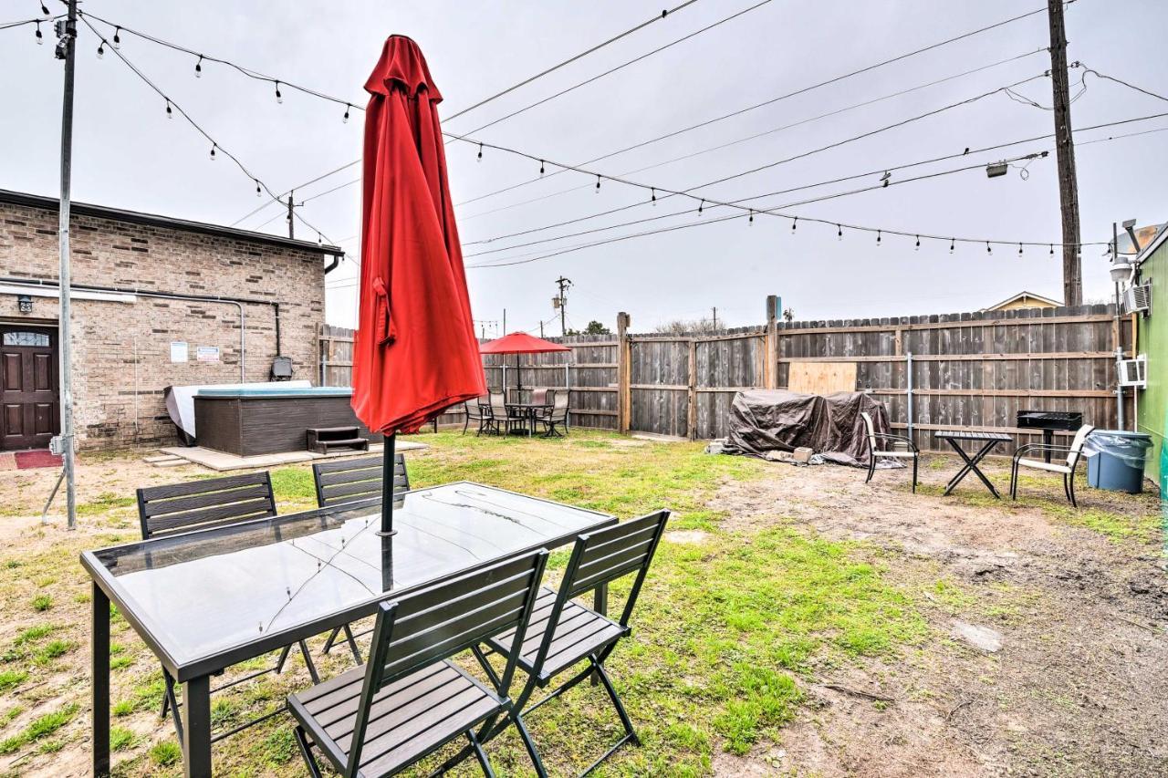 Cozy Galveston Apartment - Walk To Beach And Dining Exterior photo