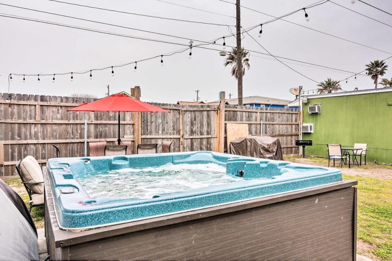 Cozy Galveston Apartment - Walk To Beach And Dining Exterior photo